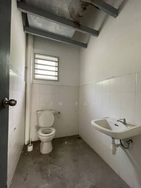 Shop for Rent in Kuantan (Pahang) - Jyn Yap - Bathroom - PropertyGuru.com.my