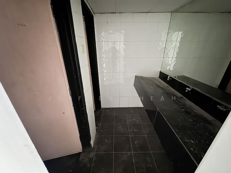 Shop for Rent in Fraser Business Park (Kuala Lumpur) - Jeffrey Cheah - Bathroom - PropertyGuru.com.my