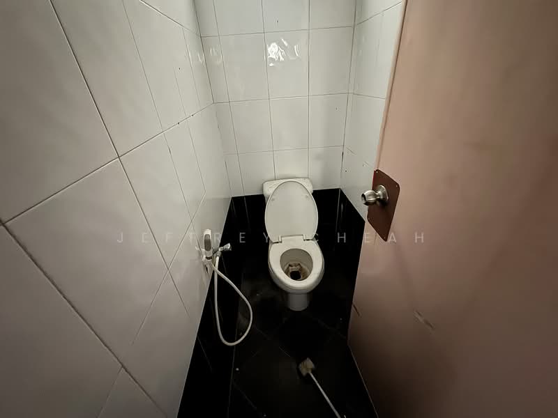 Shop for Rent in Fraser Business Park (Kuala Lumpur) - Jeffrey Cheah - Bathroom - PropertyGuru.com.my