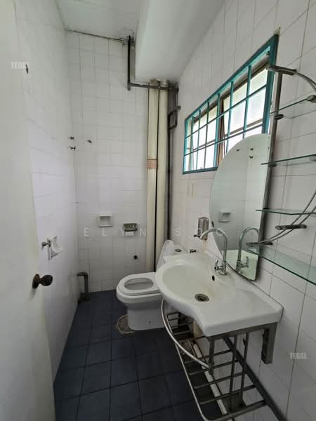 Kilang untuk Disewa di Taman Perindustrian Puchong Utama (Puchong) - Elyn Soo - Bathroom - PropertyGuru.com.my