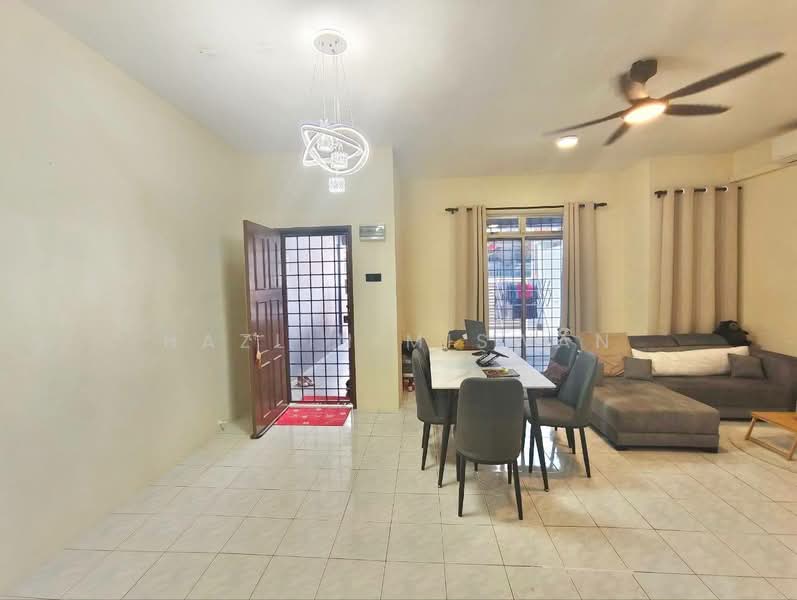 Rumah Teres 2 Tingkat untuk Dijual di Taman Puncak Jalil (Seri Kembangan) - Hazlin Miswan - Living Room - PropertyGuru.com.my