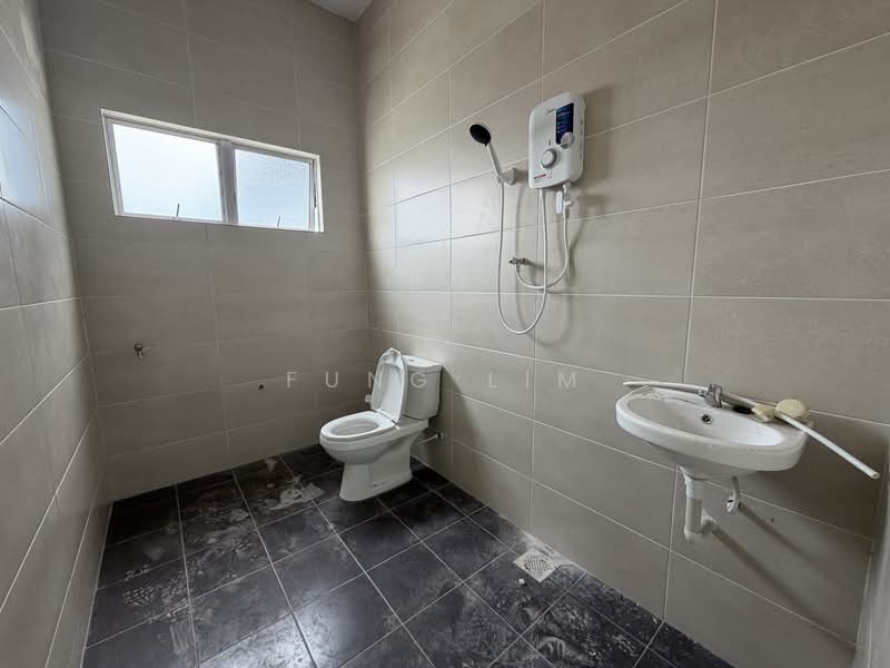 Semi-Detached House for Rent in Taman Taiping Utara (Kamunting) - Fung Lim - Bathroom - PropertyGuru.com.my