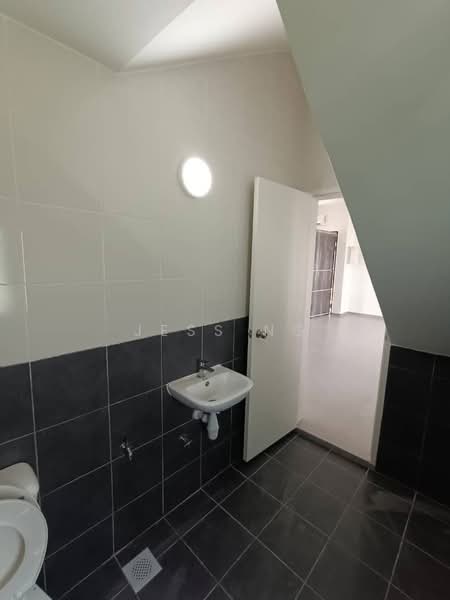 2-storey Terraced House for Rent in Beranang (Selangor) - jess ng - Bathroom - PropertyGuru.com.my