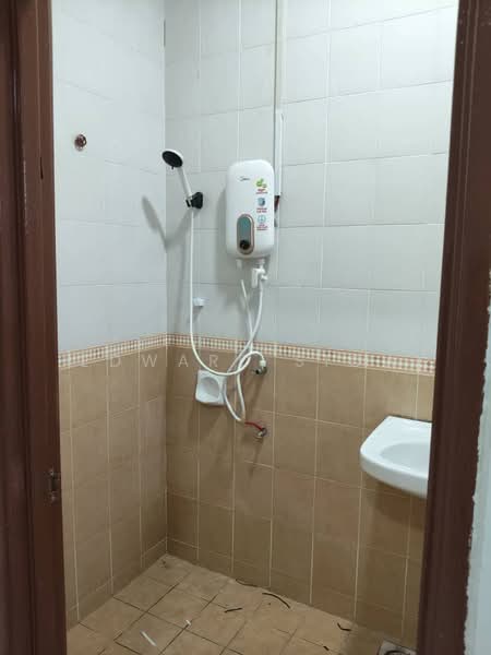 Rumah Teres 2 Tingkat untuk Disewa di Taman Desa Tebrau (Tebrau) - Edward Siow - Bathroom - PropertyGuru.com.my
