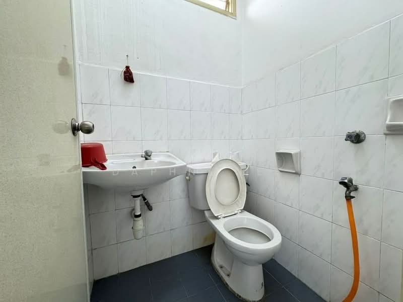 Kedai / Pejabat untuk Disewa di Taman Molek (Johor Bahru) - Daphne Lee - Bathroom - PropertyGuru.com.my