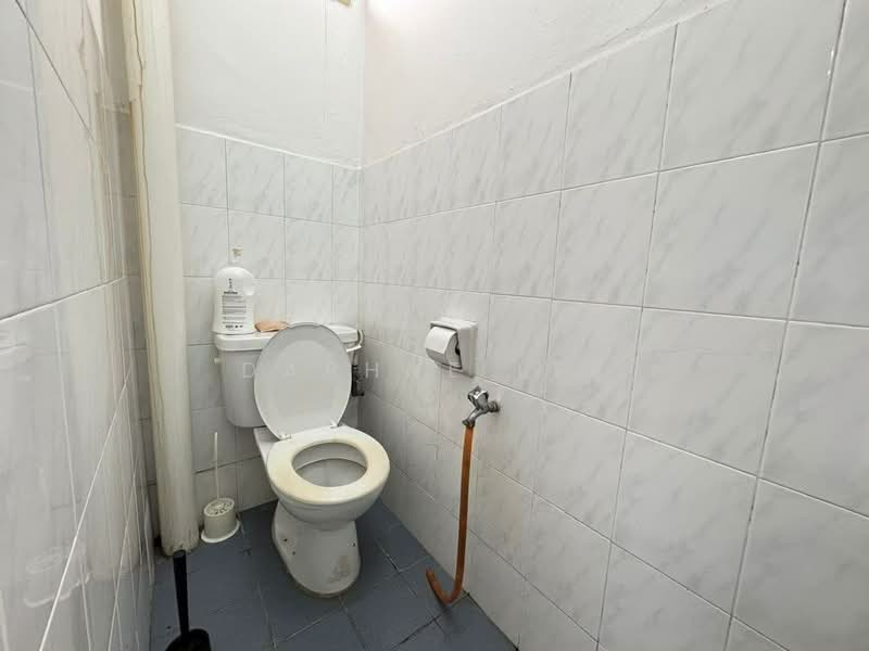 Kedai / Pejabat untuk Disewa di Taman Molek (Johor Bahru) - Daphne Lee - Bathroom - PropertyGuru.com.my