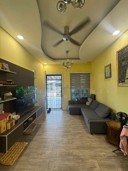 1-storey Terraced House for Sale in Puncak Alam (Selangor) - Khairul Radzi Zainal - Living Room - PropertyGuru.com.my