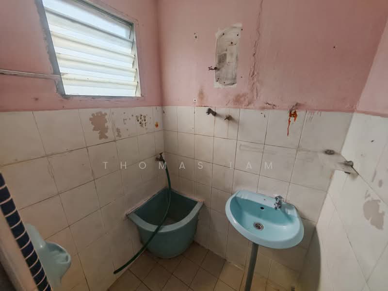 Rumah Teres untuk Disewa di Taman Melaka Jaya (Batu Berendam) - Thomas Lam - Bathroom - PropertyGuru.com.my