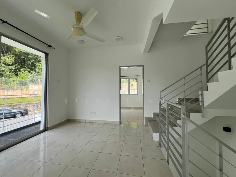 3-storey Terraced House for Sale in Seri Kembangan (Selangor) - Steve Tham - Living Room - PropertyGuru.com.my