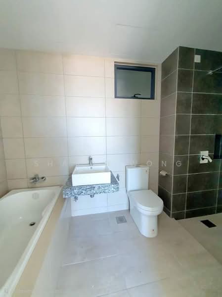Kondominium untuk Dijual di Luminari - Sharon Wong - Master Bathroom - PropertyGuru.com.my