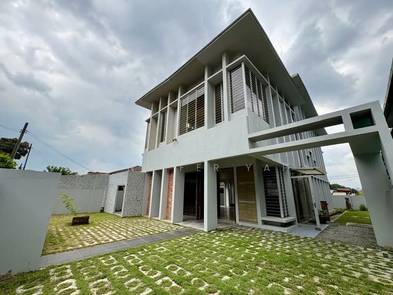 Commercial Bungalow for Rent in Seksyen 1 (Petaling Jaya) - Jennifer Yap - Carparks, entrance forecourt and garden - PropertyGuru.com.my