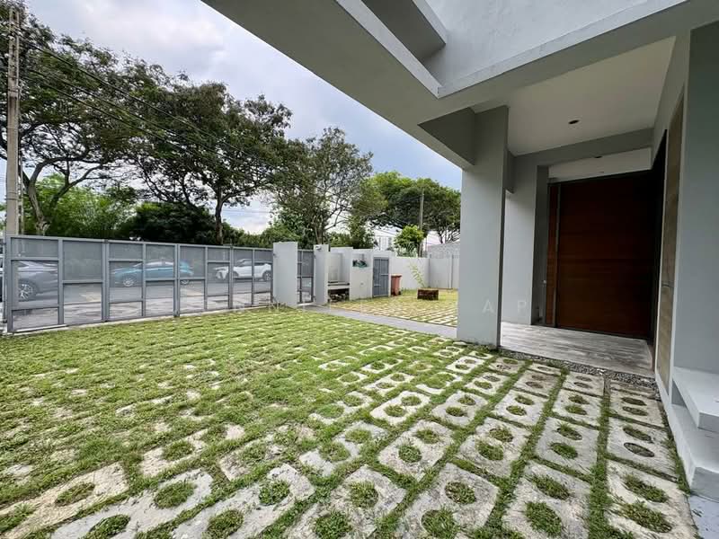 Commercial Bungalow for Rent in Seksyen 1 (Petaling Jaya) - Jennifer Yap - Carparks, forecourt and garden - PropertyGuru.com.my