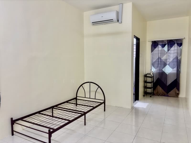 1-storey Terraced House for Rent in Teluk Intan (Perak) - Fennie Tee - Master bedroom - PropertyGuru.com.my
