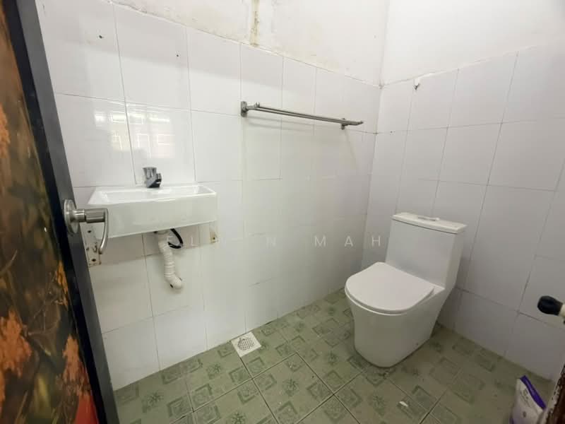 1-storey Terraced House for Sale in Taman Velox (Rawang) - Elwin Mah - Bathroom - PropertyGuru.com.my