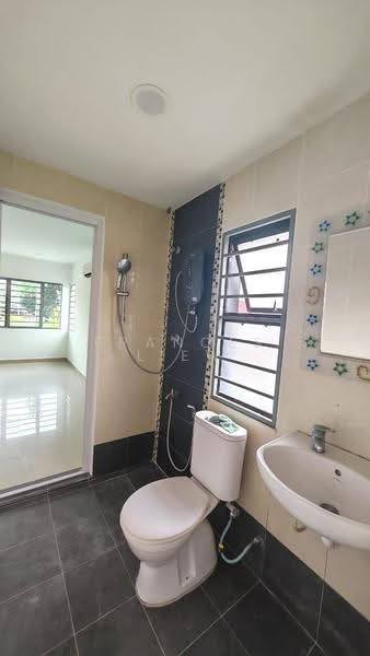 2-storey Terraced House for Sale in Taman Universiti Indah (Seri Kembangan) - Frances Liew - Bathroom - PropertyGuru.com.my