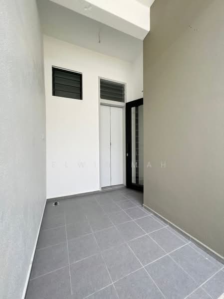 Rumah Berkembar untuk Dijual di Kota Emerald (Rawang) - Elwin Mah - Entrance - PropertyGuru.com.my