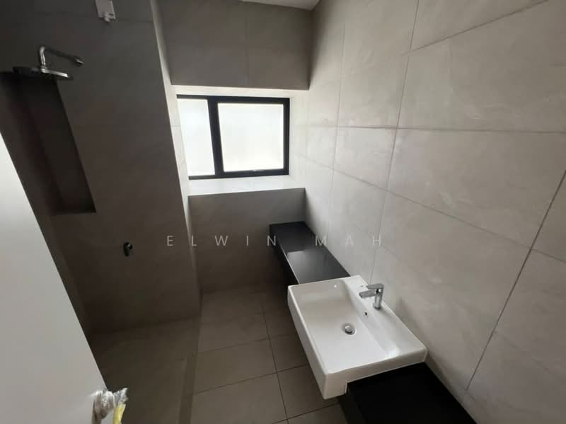 Rumah Berkembar untuk Dijual di Kota Emerald (Rawang) - Elwin Mah - Bathroom - PropertyGuru.com.my