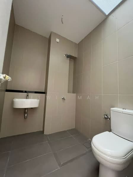 Rumah Berkembar untuk Dijual di Kota Emerald (Rawang) - Elwin Mah - Bathroom - PropertyGuru.com.my