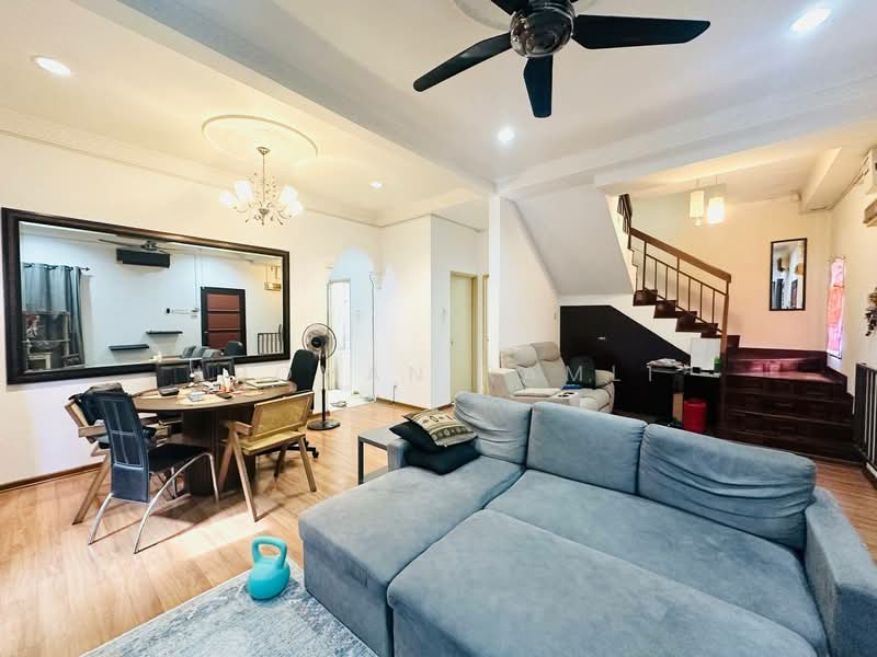 Rumah Berkembar untuk Dijual di Bandar Bukit Mahkota (Bangi) - Luqman Ramli - Living Room - PropertyGuru.com.my