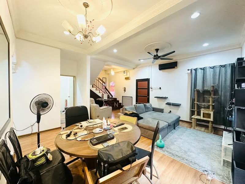 Rumah Berkembar untuk Dijual di Bandar Bukit Mahkota (Bangi) - Luqman Ramli - Living Room - PropertyGuru.com.my