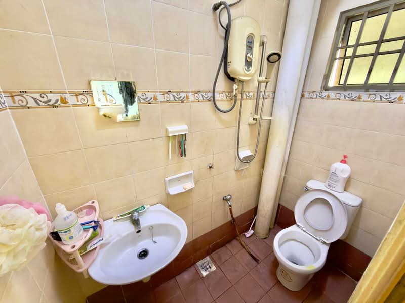 Pangsapuri untuk Dijual di Sri Gotong Apartment - Luqman Ramli - Bathroom - PropertyGuru.com.my