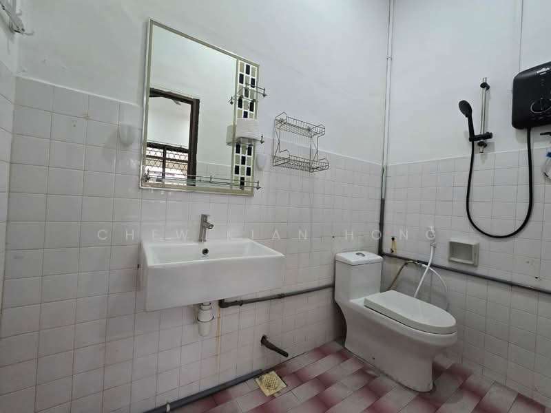 1-storey Terraced House for Rent in Taman Pelangi (Johor Bahru) - Chew Kian Hong - Bathroom - PropertyGuru.com.my