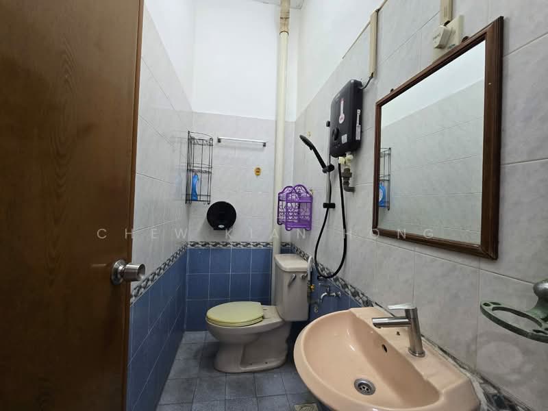 1-storey Terraced House for Rent in Taman Pelangi (Johor Bahru) - Chew Kian Hong - Bathroom - PropertyGuru.com.my