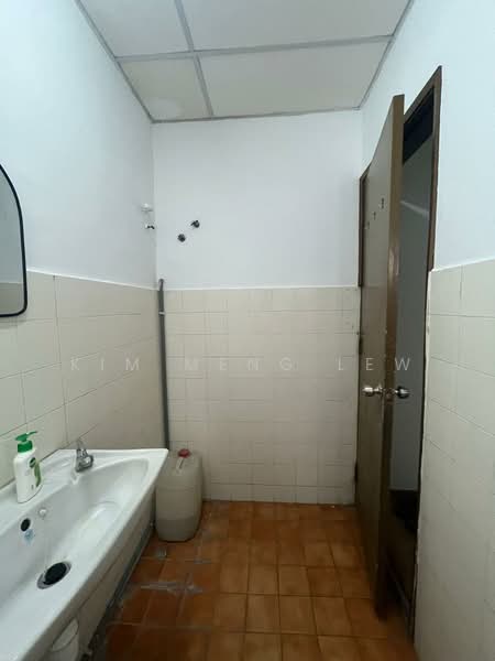 Kedai / Pejabat untuk Disewa di Bandar Menjalara (Kuala Lumpur) - Kim Meng Lew - Bathroom - PropertyGuru.com.my