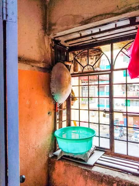 Rumah Flat untuk Dijual di Glen Court - Aaron Wong - Balcony - PropertyGuru.com.my