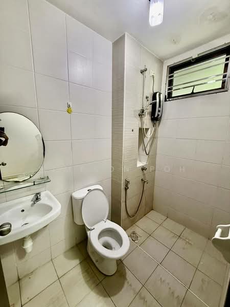 2-storey Terraced House for Sale in Taman Molek (Johor Bahru) - Simpson Poh - Bathroom - PropertyGuru.com.my