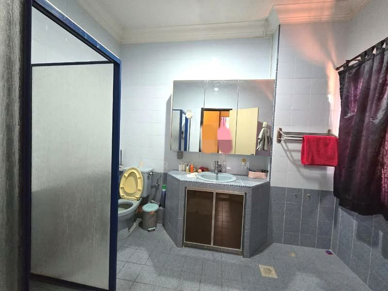 Rumah Teres 2 Tingkat untuk Dijual di Taman Pelangi Indah (Ulu Tiram) - Karl Lim - Bathroom - PropertyGuru.com.my