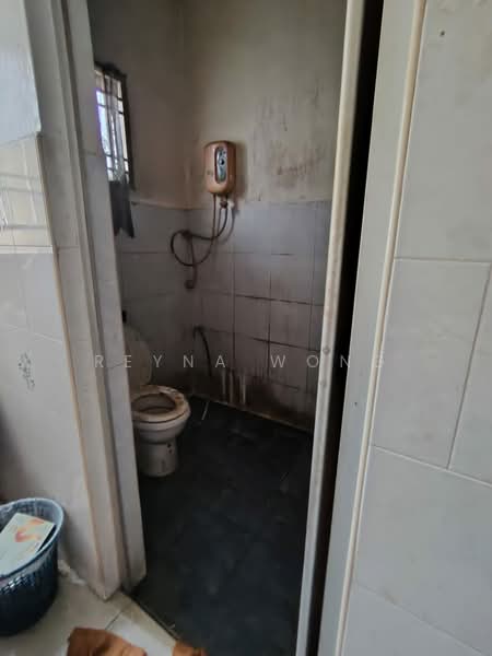 2-storey Terraced House for Sale in Taman Daya (Johor Bahru) - Reyna Wong - Bathroom - PropertyGuru.com.my
