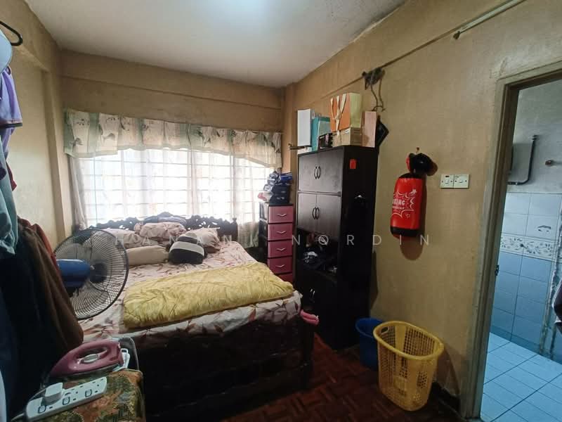 Pangsapuri untuk Dijual di Kristal Heights - Hanani Nordin - Bedroom - PropertyGuru.com.my