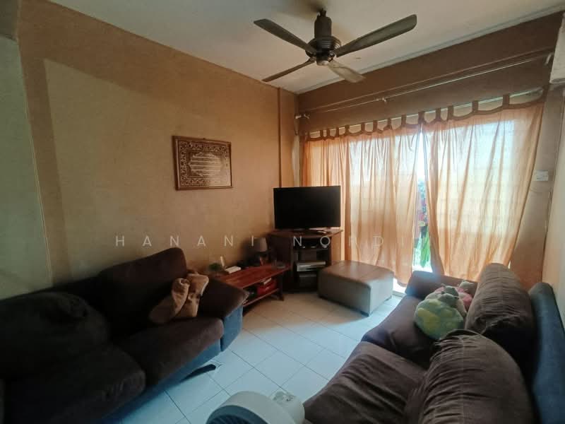 Pangsapuri untuk Dijual di Kristal Heights - Hanani Nordin - Living Room - PropertyGuru.com.my
