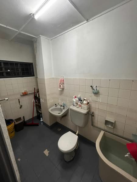Rumah Teres 2 Tingkat untuk Dijual di Usj 12 (Subang Jaya) - Angel Tan - Bathroom - PropertyGuru.com.my
