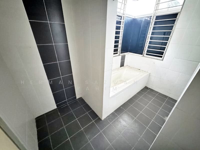 Semi-Detached House for Sale in Taman Tuanku Jaafar (Sungai Gadut) - Herman Sazwan Nor Rahim - Bathroom - PropertyGuru.com.my