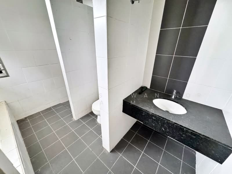 Semi-Detached House for Sale in Taman Tuanku Jaafar (Sungai Gadut) - Herman Sazwan Nor Rahim - Bathroom - PropertyGuru.com.my