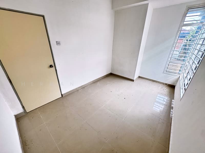 Semi-Detached House for Sale in Taman Tuanku Jaafar (Sungai Gadut) - Herman Sazwan Nor Rahim - Bedroom - PropertyGuru.com.my