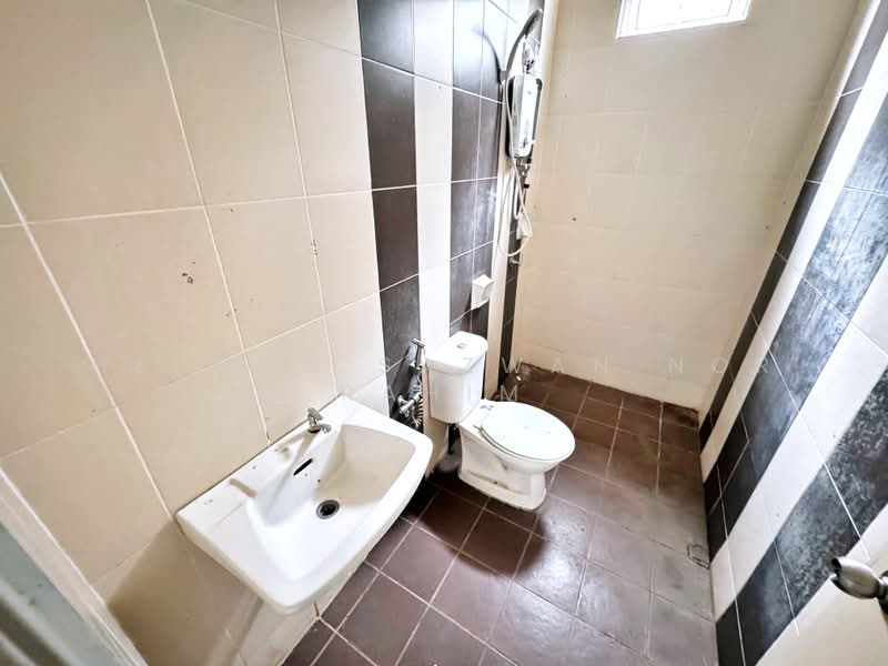 Semi-Detached House for Sale in Taman Tuanku Jaafar (Sungai Gadut) - Herman Sazwan Nor Rahim - Bathroom - PropertyGuru.com.my