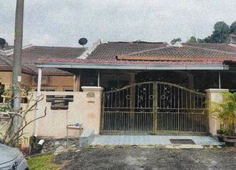 1-storey Terraced House for Sale in Lestari Putra (Seri Kembangan) - Kenny Choo - Exterior - PropertyGuru.com.my