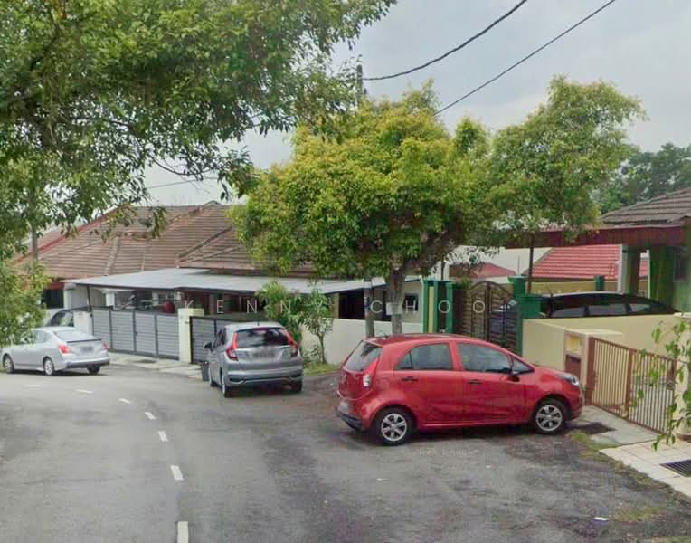 1-storey Terraced House for Sale in Lestari Putra (Seri Kembangan) - Kenny Choo - Exterior - PropertyGuru.com.my
