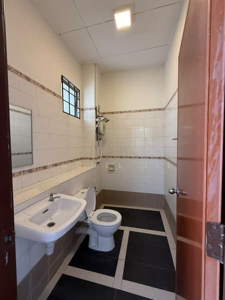 Rumah Teres 2 Tingkat untuk Disewa di Usj 11 (Subang Jaya) - Rachel Sie - Bathroom - PropertyGuru.com.my