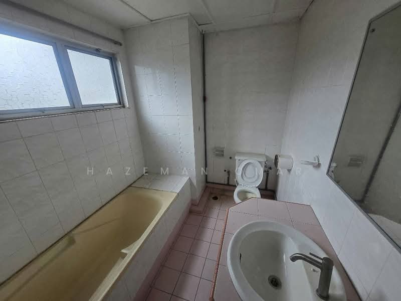 Kondominium untuk Dijual di Tiara Kelana - Hazeman Omar - Bathroom - PropertyGuru.com.my