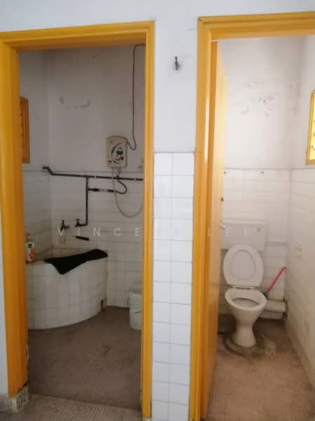 1-storey Terraced House for Sale in Taman Gembira (Jalan Klang Lama (Old Klang Road)) - Vincent Lee - Bathroom - PropertyGuru.com.my