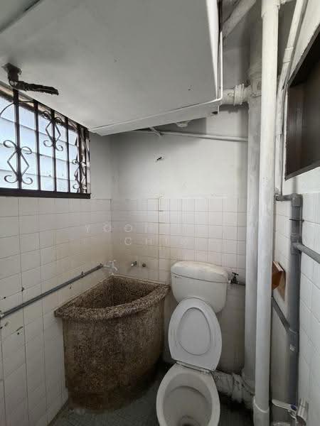 Rumah Flat untuk Dijual di Flat PKNS Section 17 Shah Alam - Nick Chin - Bathroom - PropertyGuru.com.my