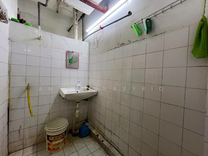 Flat for Sale at Gugusan Kemboja - Amirul Nasyriq - Bathroom - PropertyGuru.com.my