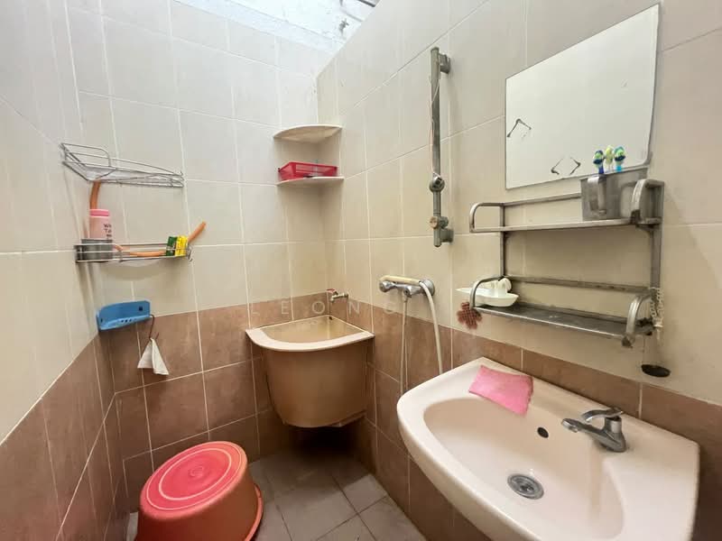 Rumah Teres 1.5 Tingkat untuk Dijual di Happy Valley (Ayer Itam) - Leong . - Bathroom - PropertyGuru.com.my
