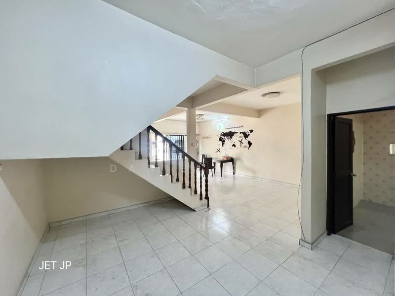 Rumah Teres 2 Tingkat untuk Dijual di Taman Kim Chuan (Klang) - Daniel Kok - Living Room - PropertyGuru.com.my