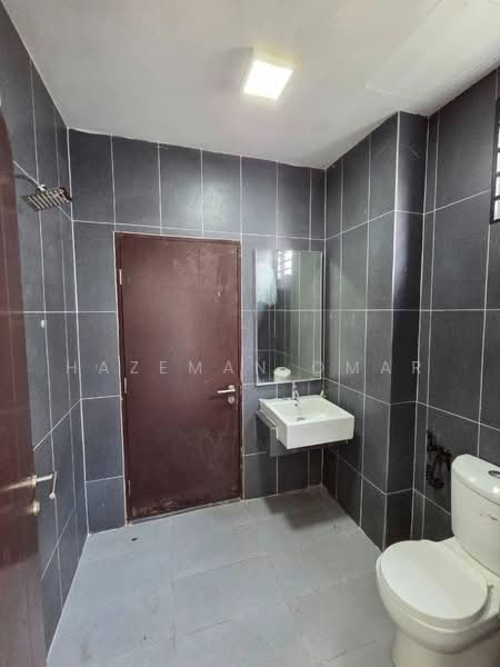 2-storey Terraced House for Sale in Laman Glenmarie (Shah Alam) - Hazeman Omar - Bathroom - PropertyGuru.com.my
