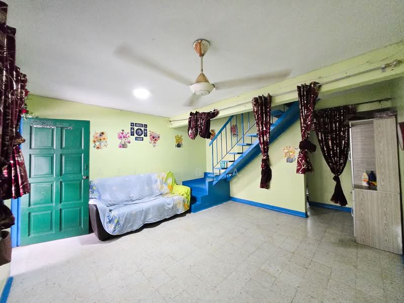2-storey Terraced House for Sale in Taman Putra (Ampang) - Azli Ibrahim - Living Room - PropertyGuru.com.my
